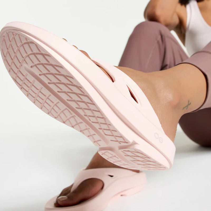 Relaxed mountain vibes with blush pink thong sandals and comfy joggers