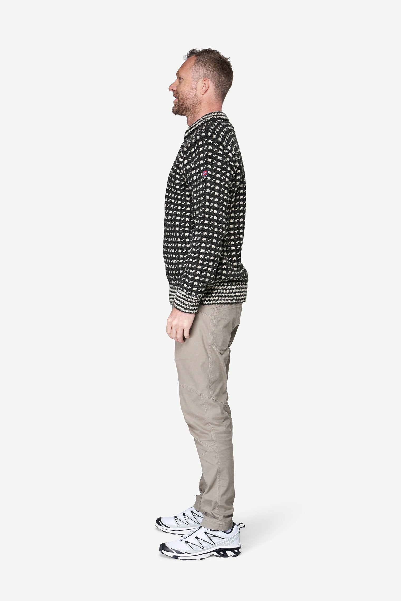 DevoldOriginalIslenderWoolSweater-AnthraciteOffwhiteManSideView