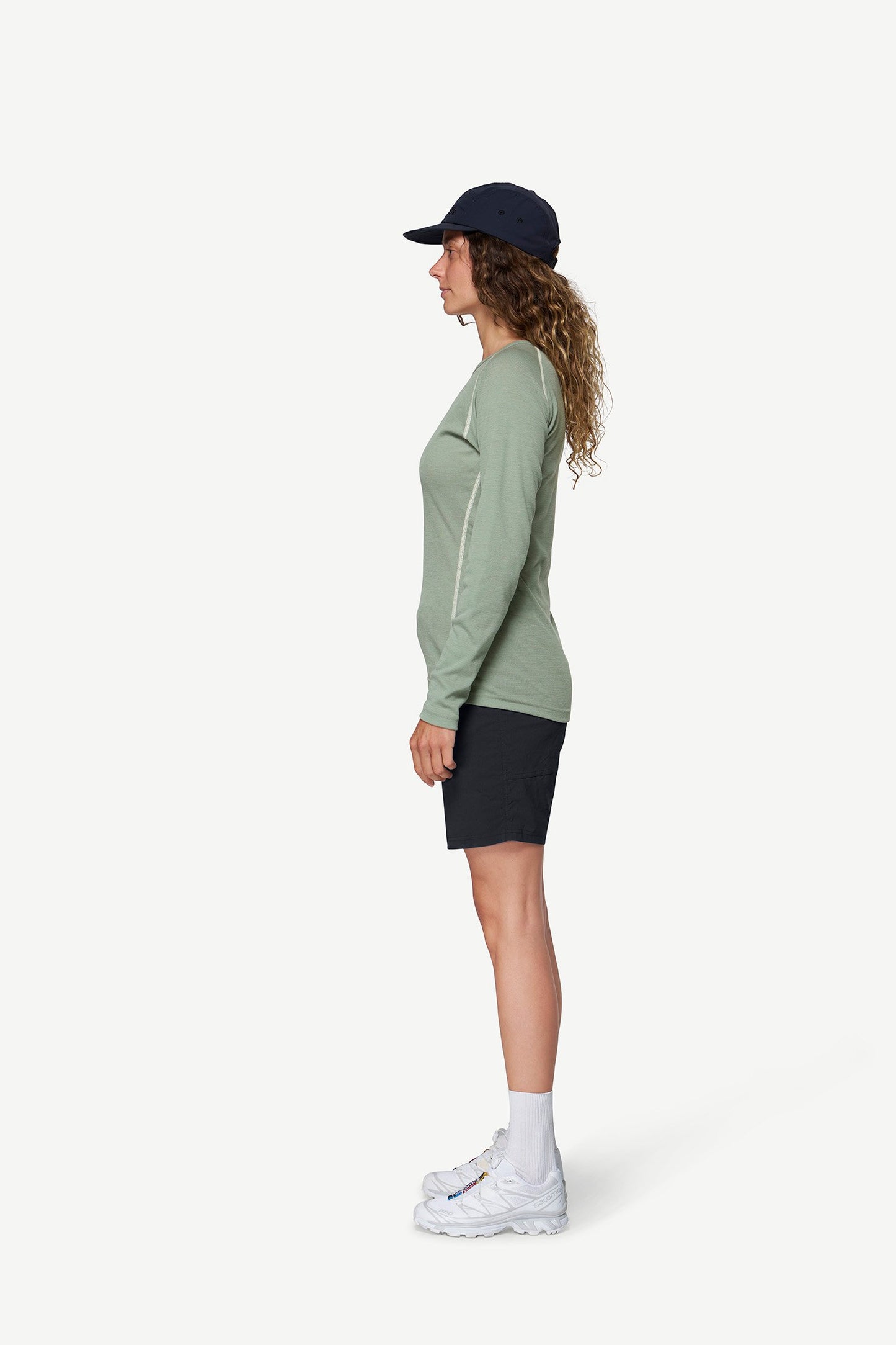 Devold_Lauparen_Merino_190_Base_Shirt_Wmn_-_Fog_Side_View