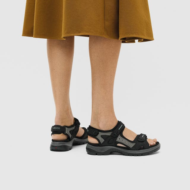 EccoOffroadBlackSandalLifeStyleView