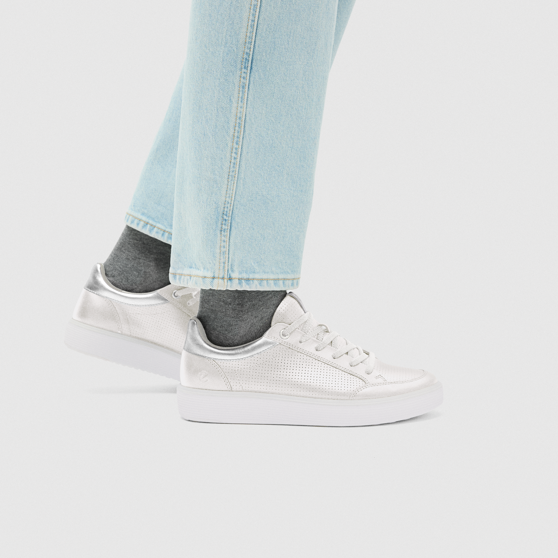 EccoSoft60WhiteSilverLifeStyle